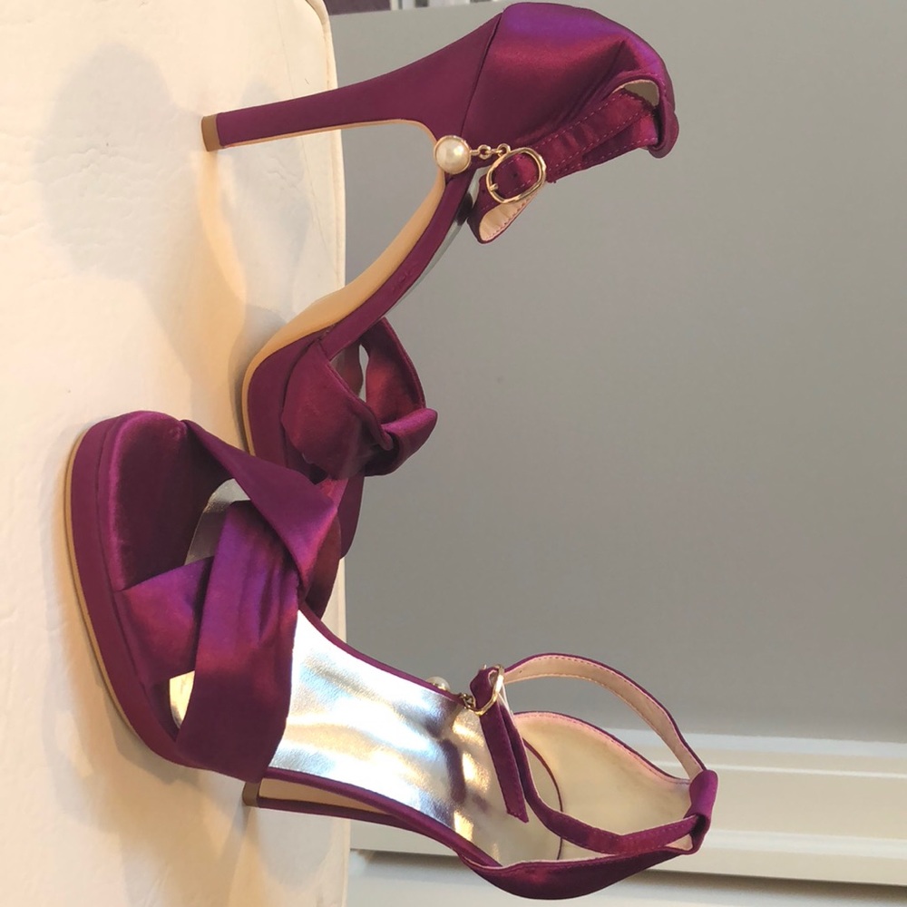 NWOT Purple satin pumps